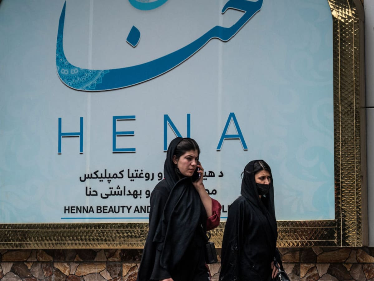 Talibanes prohíben los salones de belleza para mujeres en Afganistán