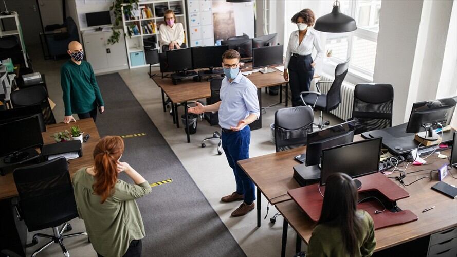 El presidente Iván Duque sancionó la ley que reduce la jornada laboral de 48 a 42 horas semanales. Foto: Getty Images