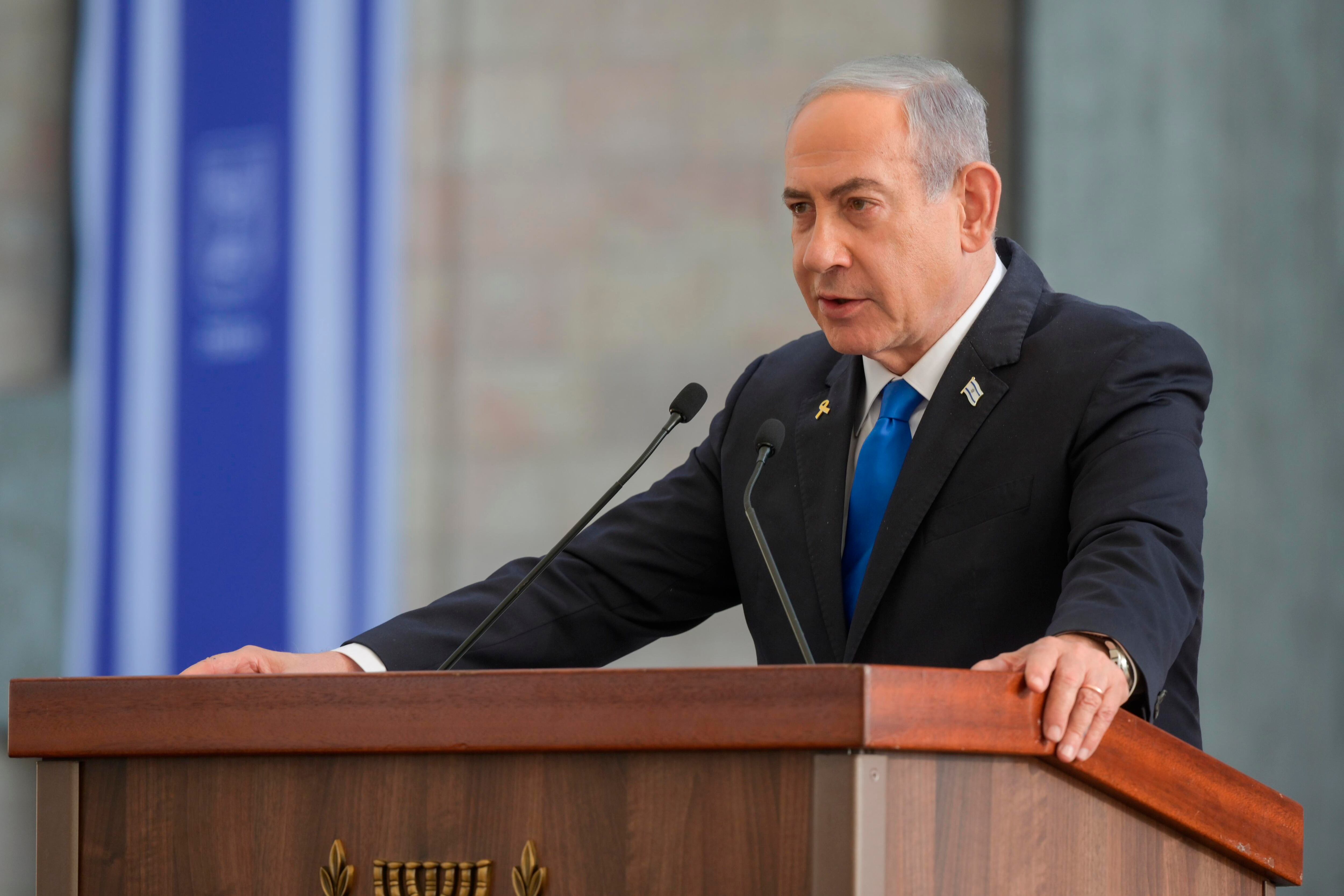 JERUSALÉN (ISRAEL), 28/10/2024.- El primer ministro israelí, Benjamin Netanyahu, participa este lunes, en la ceremonia en memoria de los asesinados y caídos el 7 de octubre y en la guerra de las "Espadas de Hierro", y en la colocación de una piedra angular para la Monumento a las víctimas de las hostilidades, en la Knesset de Jerusalén.EFE/ GPO SOLO USO EDITORIAL SOLO DISPONIBLE PARA ILUSTRAR LA NOTICIA QUE ACOMPAÑA (CRÉDITO OBLIGATORIO)