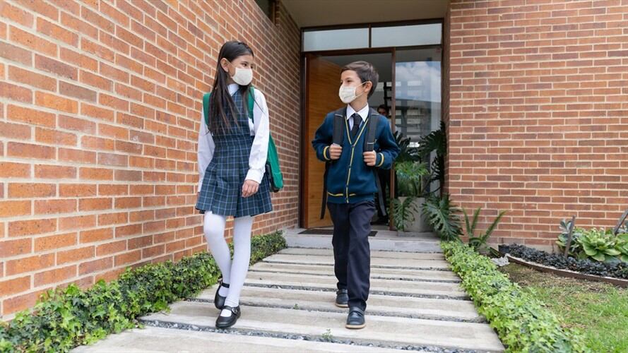 La alcaldesa de Bogotá, Claudia López y la secretaria de Educación, Edna Bonilla, anunciaron el regreso a clases presenciales en los jardines y colegios privados. Foto: Getty Images / HISPANOLISTIC