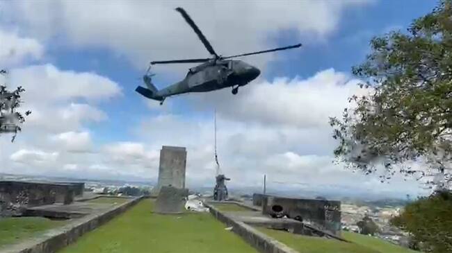 Un equipo especial transportó la estatua hasta el cantón militar . Foto: Cortesía
