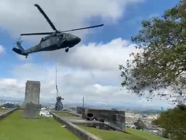 Un equipo especial transportó la estatua hasta el cantón militar . Foto: Cortesía