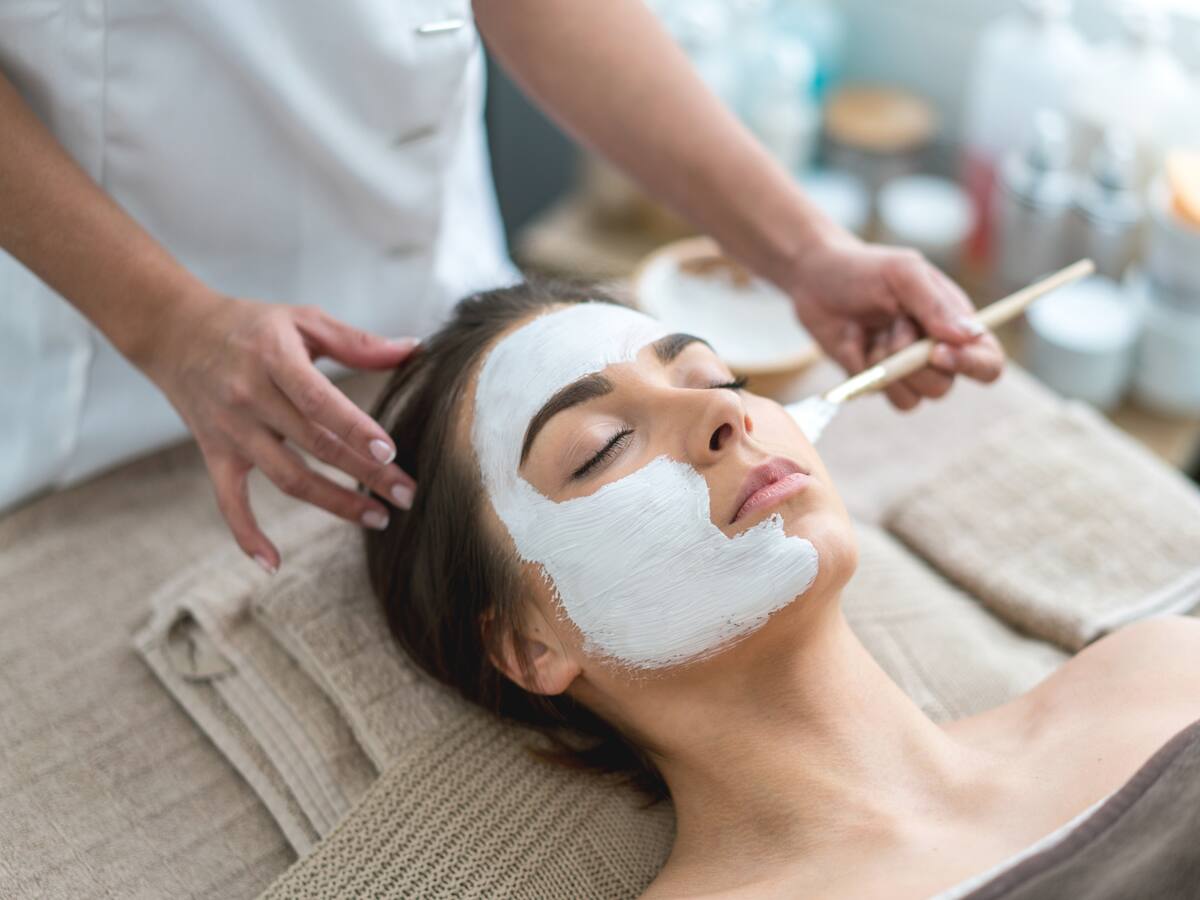 ¿Si o no a las limpiezas faciales? Dermatóloga explica sus riesgos y beneficios