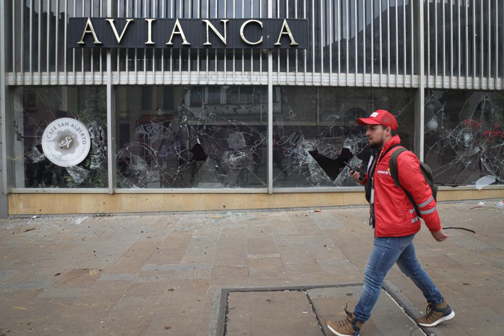Durante protesta de indígenas en el centro de Bogotá, manifestantes lanzaron piedras contra el edificio de Avianca (Colprensa - Álvaro Tavera)