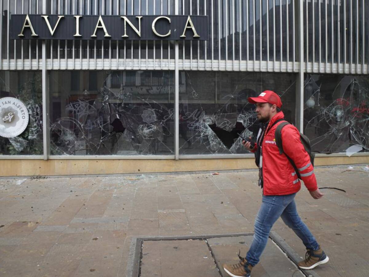 Video: “a palo”, indígenas Embera agredieron a un policía