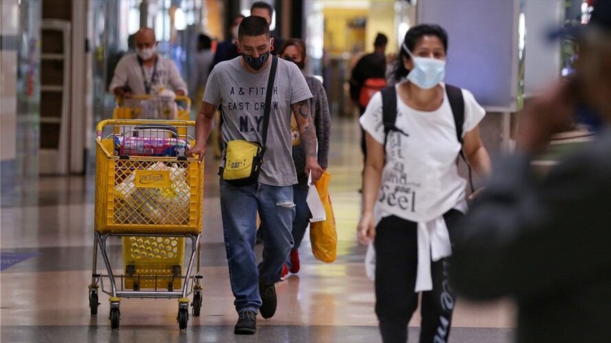 La compra de electrodomésticos, tecnología y equipos de comunicación solo se podrá hacer por canales virtuales.. Foto: Colprensa