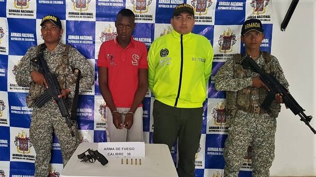 La Armada Nacional reportó la captura de alias Taison, jefe de sicarios de alias Gavilán, presuntos integrantes de la estructura Stevenson González disidente del frente 29 de las Farc. Foto: Armada Nacional