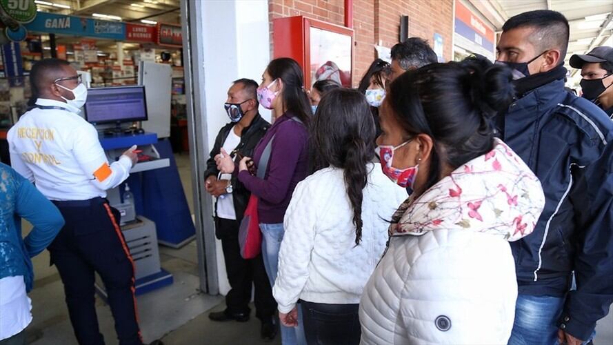 En Bogotá, Medellín, Cali, Cúcuta y Bucaramanga cientos de ciudadanos se han aglomerado ara comprar electrodomésticos y otros productos exentos de IVA.. Foto: Colprensa