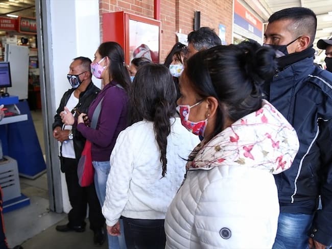 En Bogotá, Medellín, Cali, Cúcuta y Bucaramanga cientos de ciudadanos se han aglomerado ara comprar electrodomésticos y otros productos exentos de IVA.. Foto: Colprensa