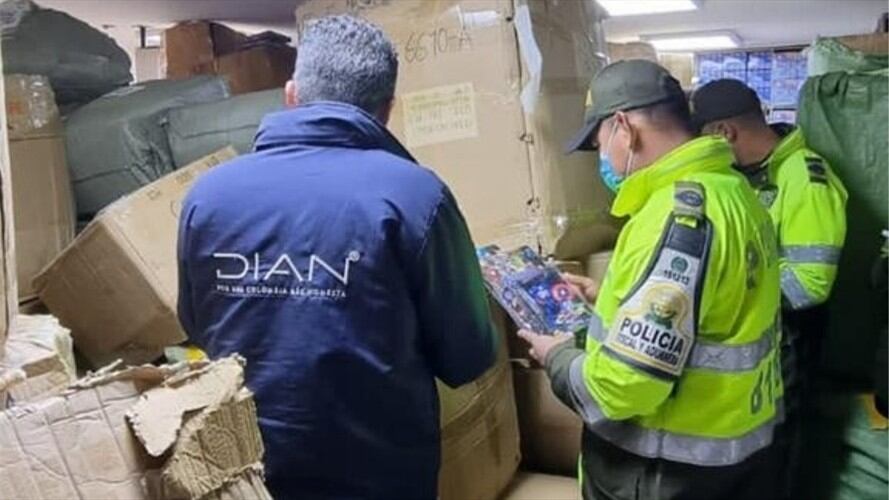 La Dian aprehendió mercancía por más de 2 mil millones de pesos en Bogotá. Foto: Cortesía DIAN