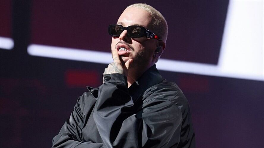 J Balvin se presenta en el Uforia Latino Mix 2021. Foto: Getty Images