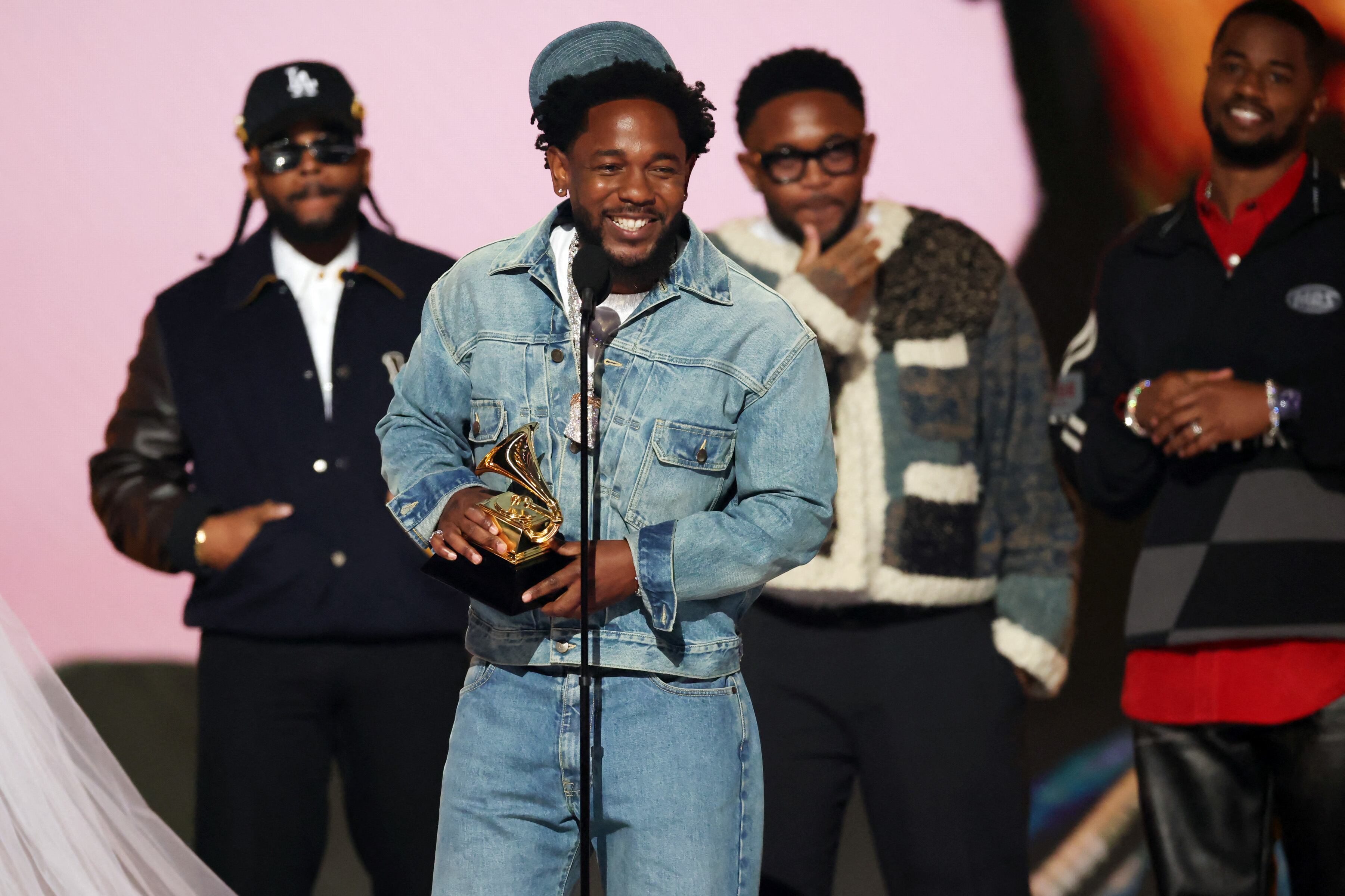 LOS ÁNGELES, CALIFORNIA - 02 DE FEBRERO: Kendrick Lamar (C) acepta el premio a la Canción del Año por «Not Like Us» en el escenario durante la 67ª Entrega Anual de los GRAMMY en el Crypto.com Arena. Getty Images vía AFP