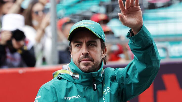 Shanghai (China), 21/04/2024.- Aston Martin driver Fernando Alonso of Spain waves during a drivers parade ahead of the Formula One Chinese Grand Prix, in Shanghai, China, 21 April 2024. The 2024 Formula 1 Chinese Grand Prix is held at the Shanghai International Circuit racetrack on 21 April after a five-year hiatus. (Fórmula Uno, España) EFE/EPA/ALEX PLAVEVSKI