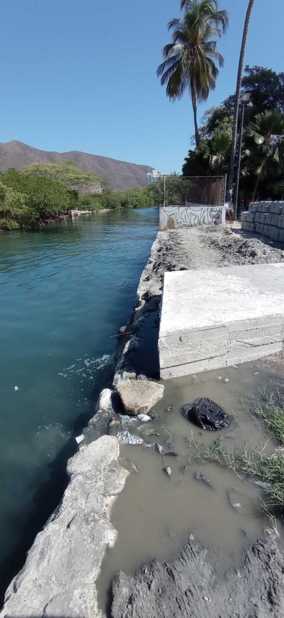 Aguas negras llegando al canal de Las Iguanas en El Rodadero / Alcaldía 