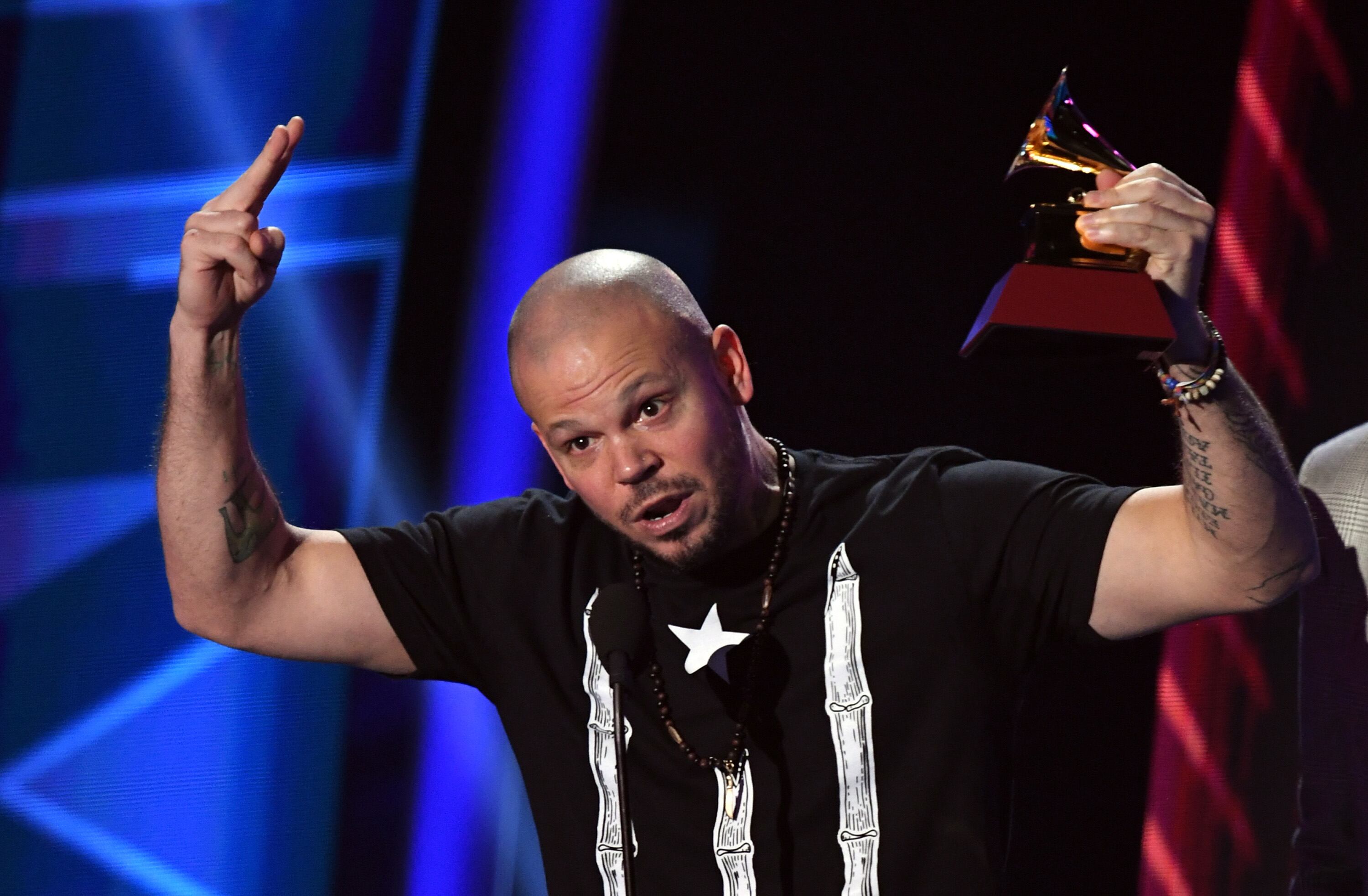 LAS VEGAS, NV - NOVEMBER 16:  Residente accepts Best Urban Song for 'Somos Anormales' onstage at the 18th Annual Latin Grammy Awards at MGM Grand Garden Arena on November 16, 2017 in Las Vegas, Nevada.  (Photo by Kevin Winter/Getty Images)