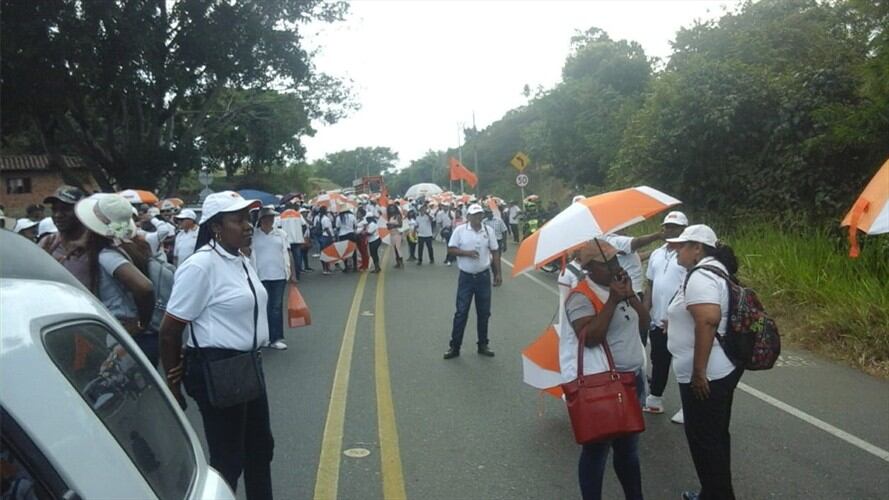 Los docentes salieron inicialmente a marchar y posteriormente obstaculizaron durante varios minutos el paso de vehículos . Foto: Sutec