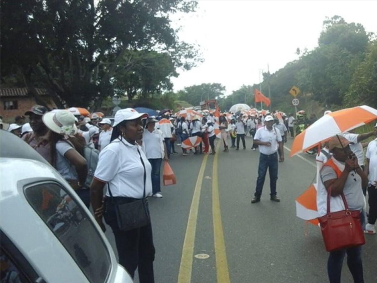 Docentes protestan en la vía Panamericana en el norte del Cauca