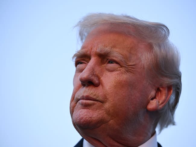 El presidente de EEUU, Donald Trump, habla con los periodistas en el aeropuerto internacional de Lehigh Valley, en Allentown (Pensilvania), el 3 de agosto de 2025. (Foto de Brendan SMIALOWSKI/AFP)
