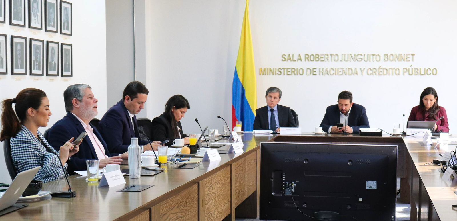 Congresistas fueron a comisión de crédito público y el país se salva de entrar en default. Foto: Suministrada.