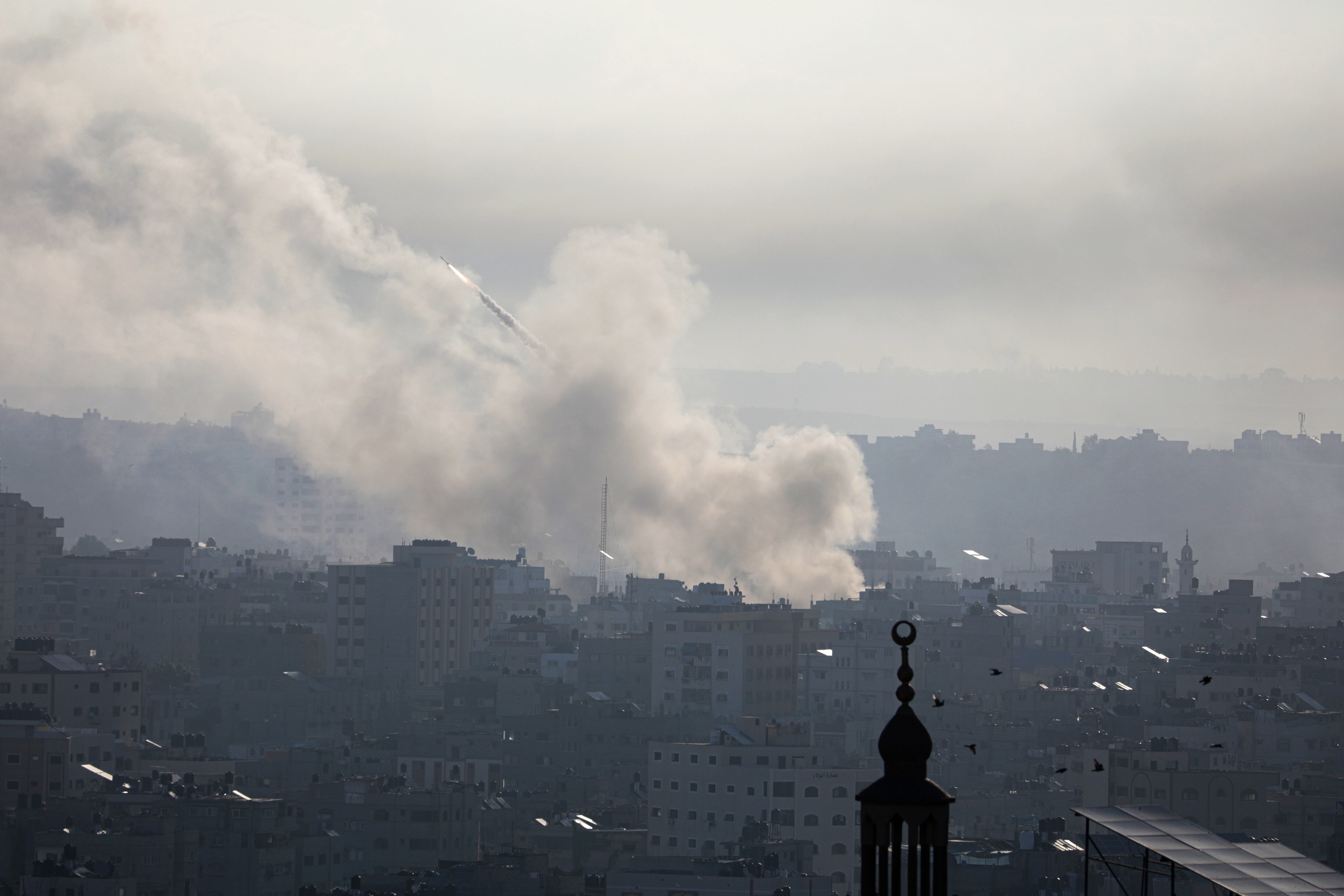 Rocket lanzado desde la Franja de Gaza hacia Israel. EFE/EPA/MOHAMMED SABER