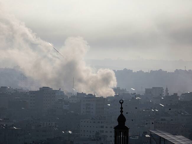 Rocket lanzado desde la Franja de Gaza hacia Israel. EFE/EPA/MOHAMMED SABER