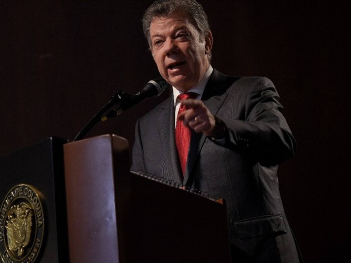 Santos cuestionó a ex presidentes que se "encaraman en tarimas" para conservar su poder