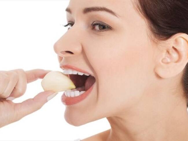 Ni el té verde, ni las manzanas crudas o la yerbabuena superaron al ajo en las pruebas del mejor remedio contra el mal aliento. Foto: Thinkstock.