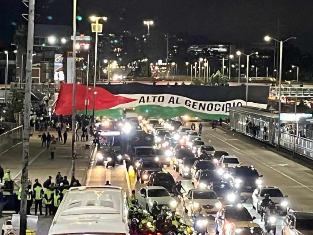 Desplegaron bandera gigante de Palestina junto a El Campin previo al Millonarios-Palestino. Foto: Suministrada.