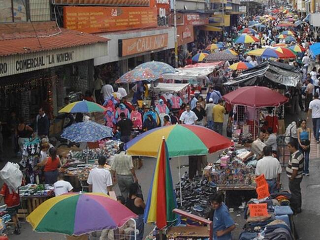 “No quieren ladrones, pero no dejan trabajar honradamente”: vendedora ambulante. Foto: Colprensa