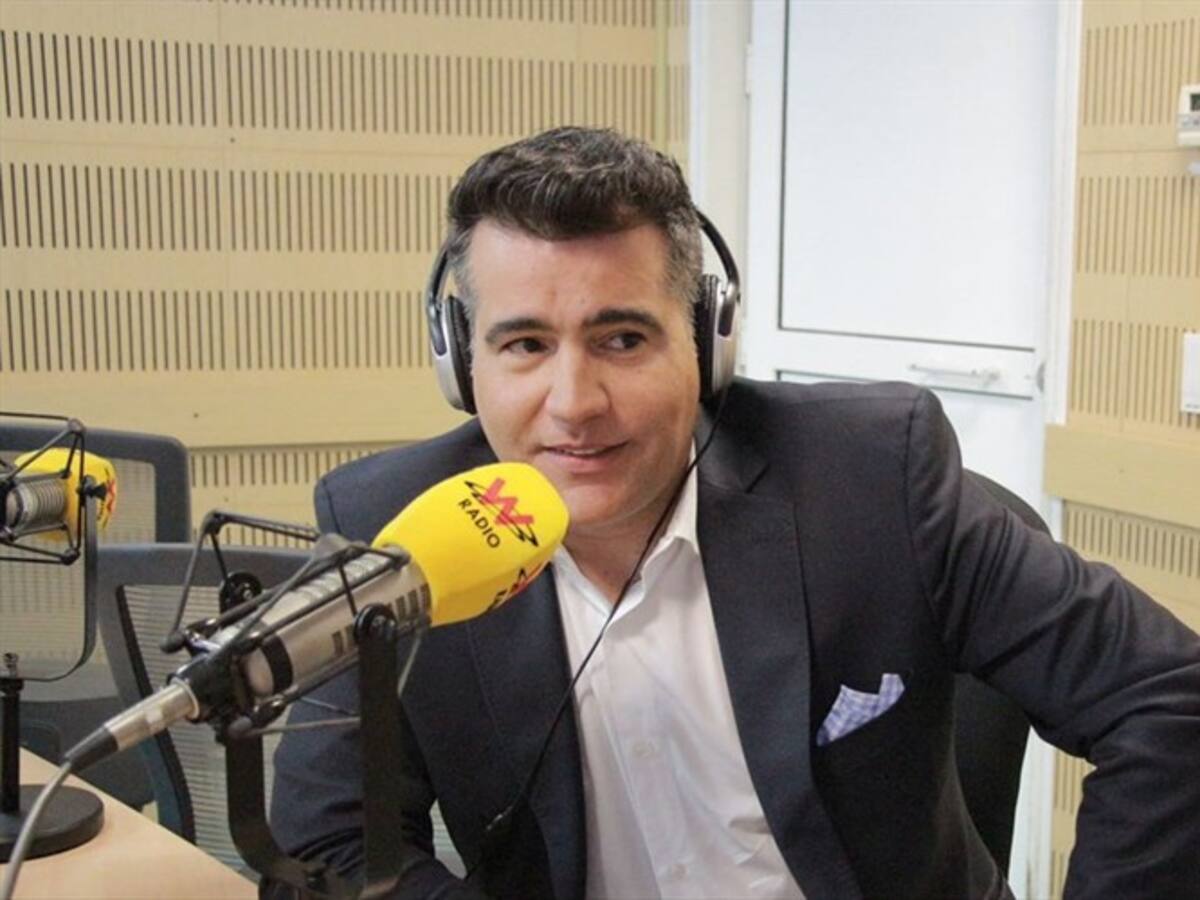 Tras 25 años de casados, Carlos Calero sorprende a su esposa al pedirle renovar sus votos