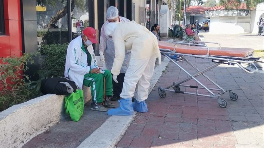 Abandonan a un adulto mayor por presentar síntomas de COVID-19. Foto: Twitter Fernando Vilchis