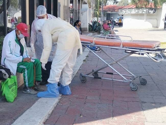 Abandonan a un adulto mayor por presentar síntomas de COVID-19. Foto: Twitter Fernando Vilchis