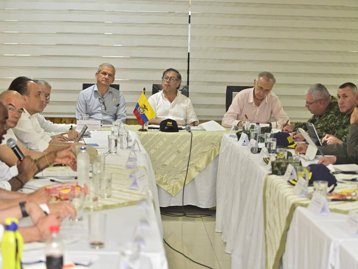 Es mejor cargar un libro que un fusil: presidente Petro a bandas de Buenaventura
