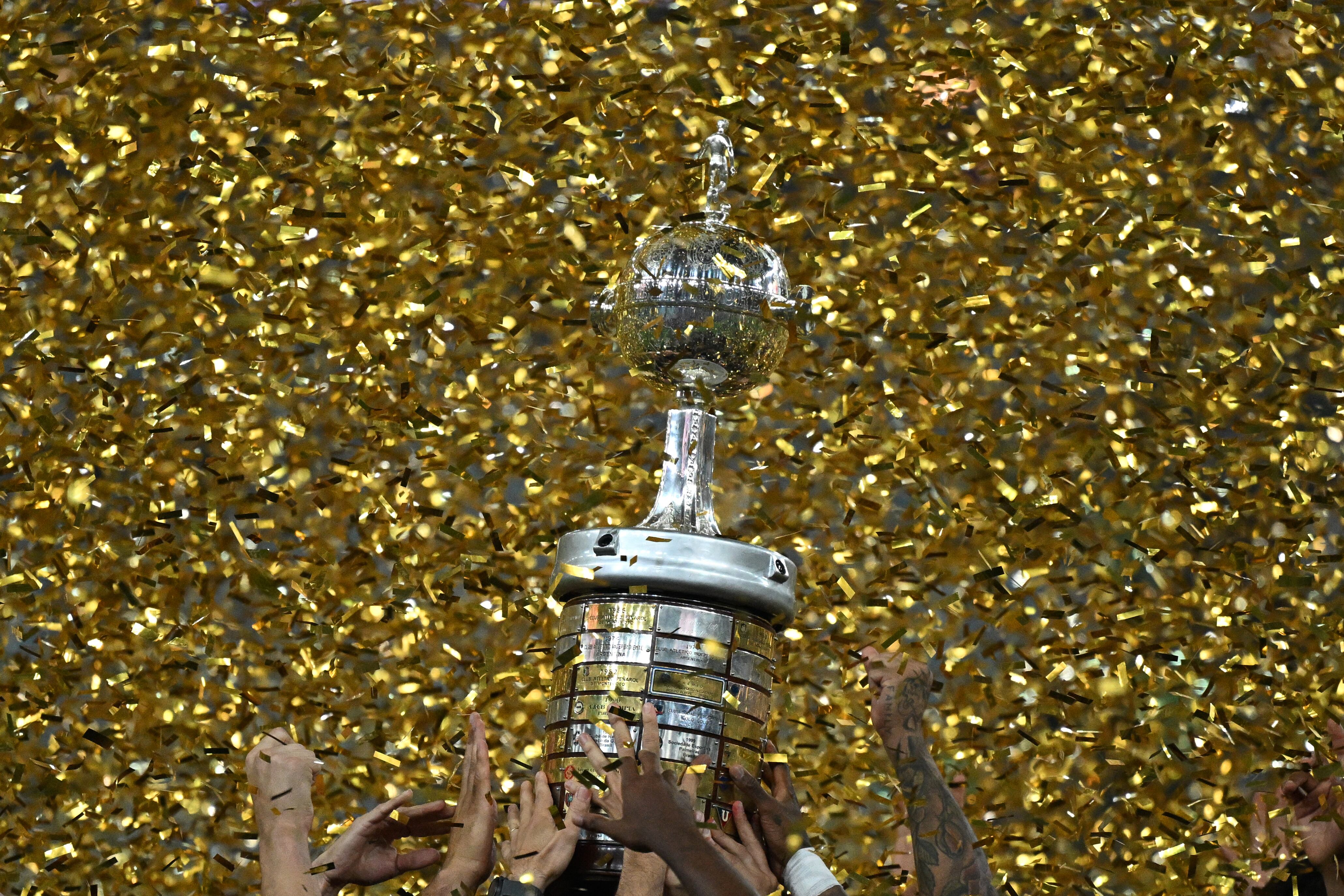 Trofeo de la Copa Libertadores. Foto: CARL DE SOUZA/AFP vía Getty Images.