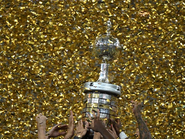Trofeo de la Copa Libertadores. Foto: CARL DE SOUZA/AFP vía Getty Images.