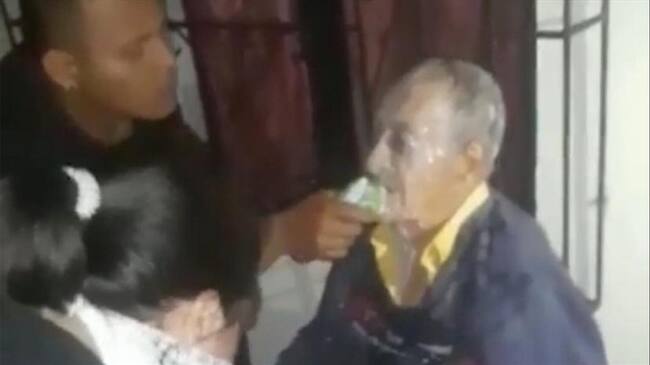 Adulto mayor afectado por gases lacrimógenos en La Virginia. Foto: Video comunidad (suministrado)