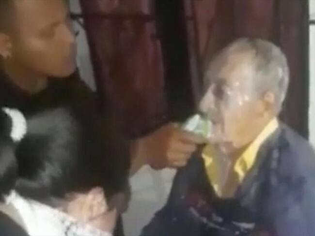 Adulto mayor afectado por gases lacrimógenos en La Virginia. Foto: Video comunidad (suministrado)