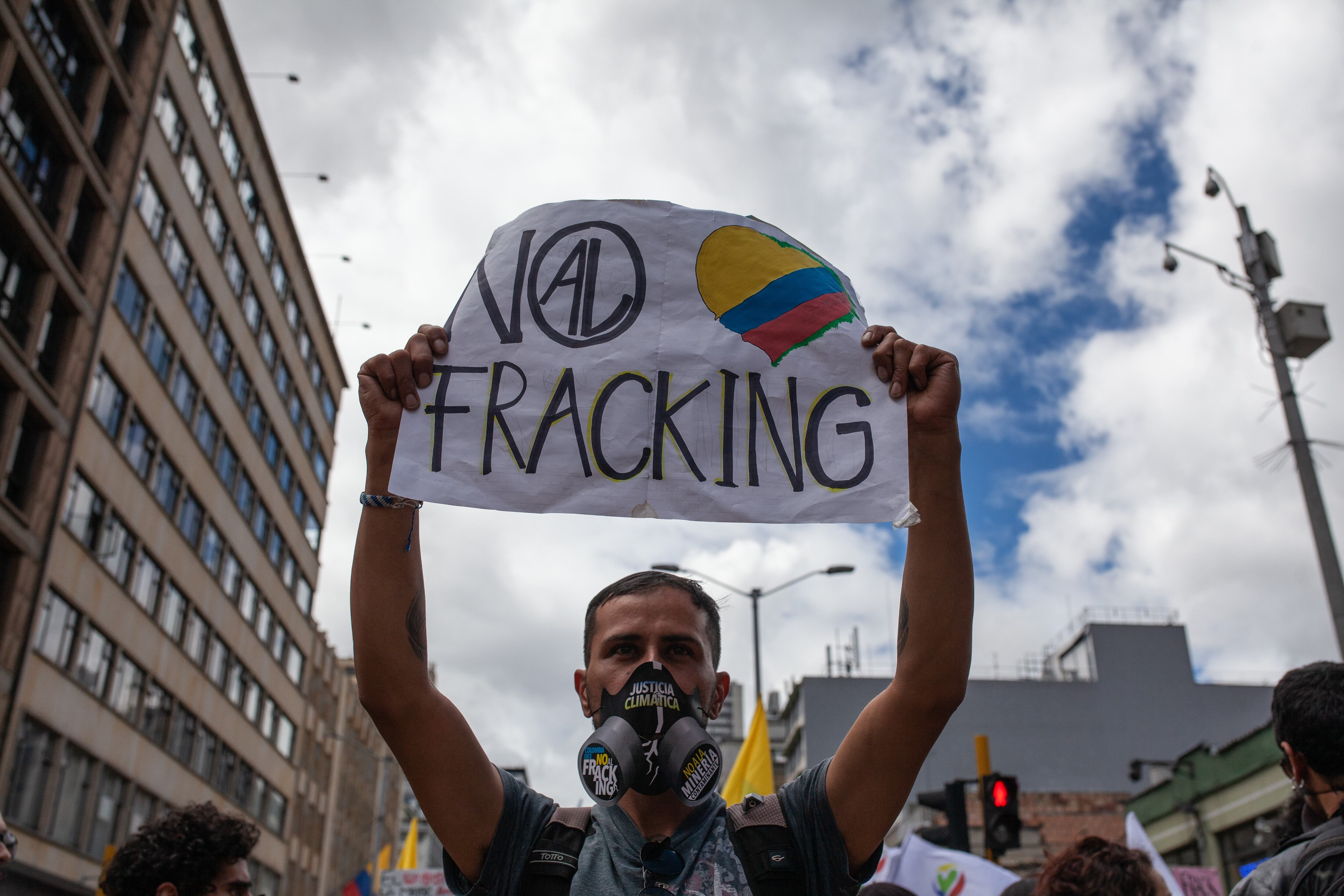 Foto de referencia de una persona en manifestaciones contra el fracking en Colombia. (Photo by Juancho Torres/Anadolu Agency/Getty Images)