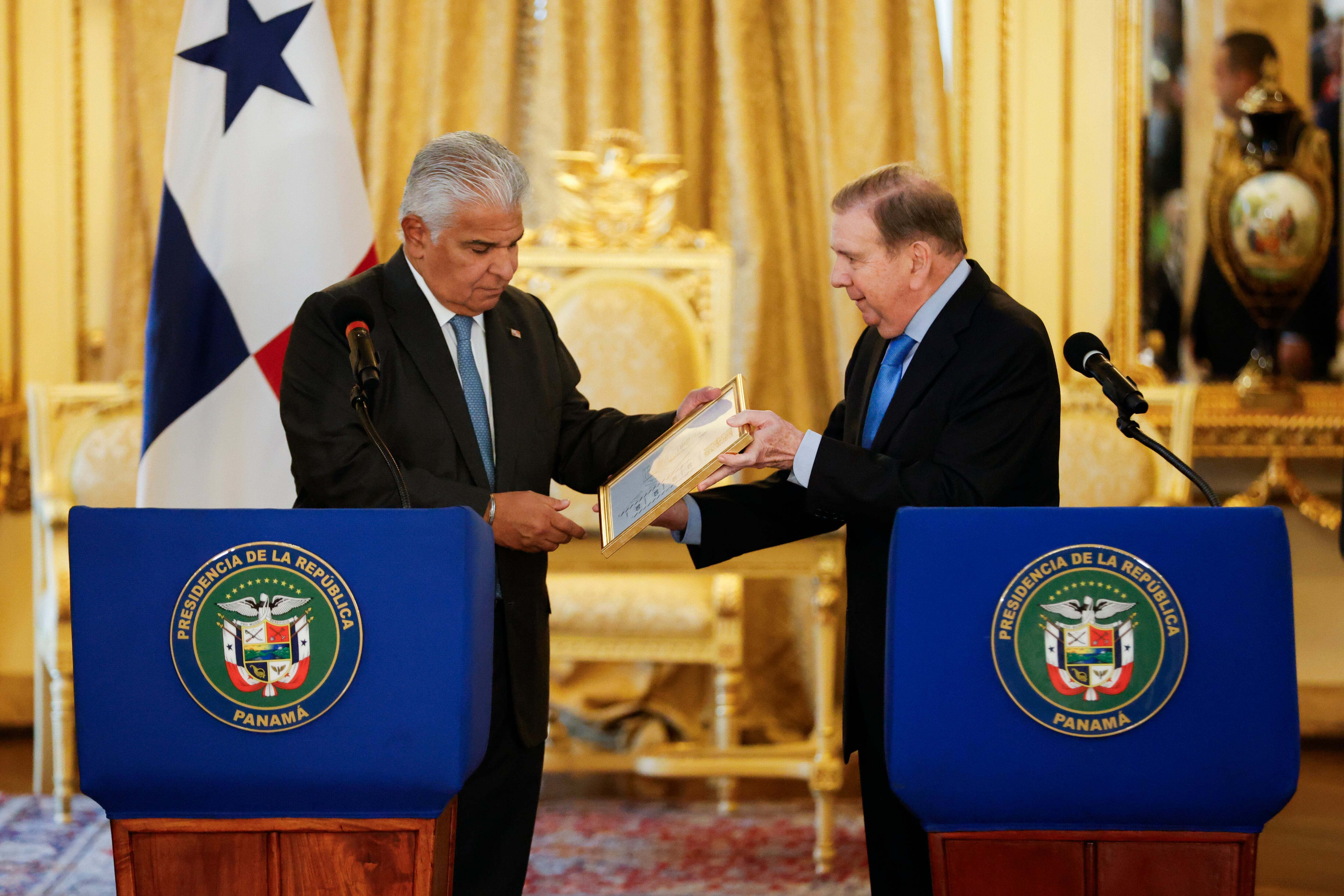 El presidente de Panamá, José Raúl Mulino, recibe un cuadro con actas electorales entregado por el líder opositor venezolano Edmundo González Urrutia FOTO:  EFE/ Bienvenido Velasco