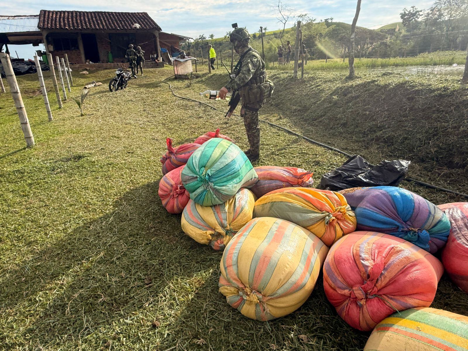 El grupo delincuencial estaba utilizando la pasilla de café como medio de camuflaje. Crédito: Policía Nacional.