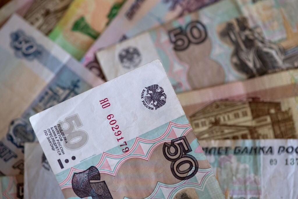 Billetes en rublos rusos (Photo by Sven Hoppe/picture alliance via Getty Images)