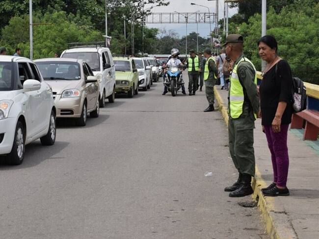 Avanza traspaso de vehículos en frontera con Venezuela. Foto: Cancillería