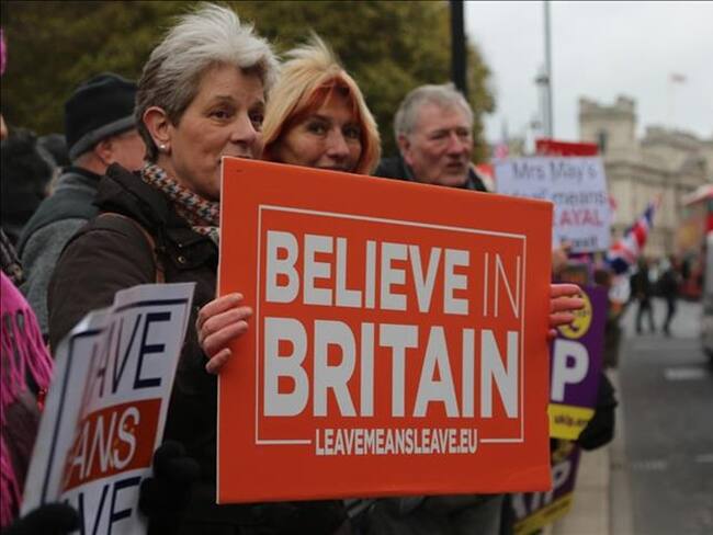 Manifestantes a favor y en contra del brexit. Foto: Agencia Anadolu