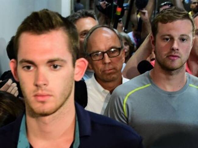 Gunnar Bentz y Jack Conger saliendo de la estación de policía del aeropuerto de Río. Foto: AFP / BBC Mundo.