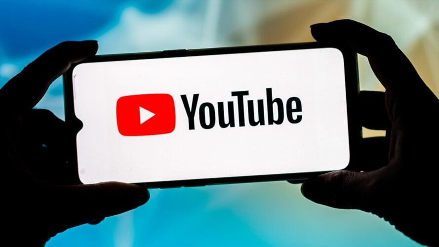 YouTube actualizó sus políticas para no permitir contenidos que desinforman sobre todas las vacunas aprobadas por los organismos de salud, no solo con las del COVID-19. . Foto: Mateusz Slodkowski/SOPA Images/LightRocket via Getty Images