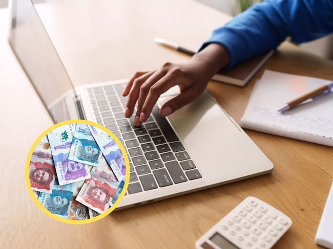Persona usando un computador y una calculadora para hacer cuentas. En el círculo, billetes colombianos de diferente denominación (Fotos vía GettyImages)