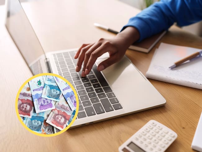Persona usando un computador y una calculadora para hacer cuentas. En el círculo, billetes colombianos de diferente denominación (Fotos vía GettyImages)