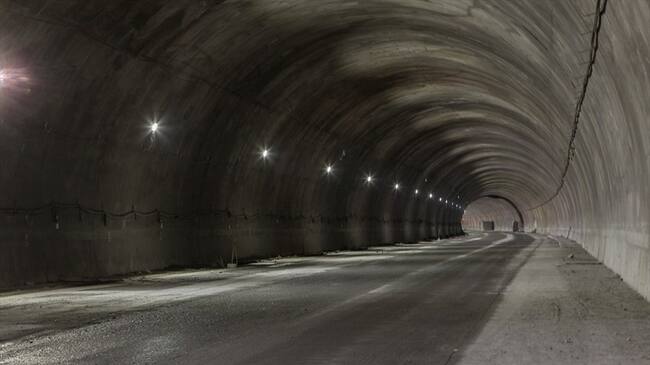 Una comisión de la Contraloría General de la República realizó una visita a las obras del túnel de La Línea que se entregarán el próximo 4 de septiembre. Foto: Colprensa / INVÍAS