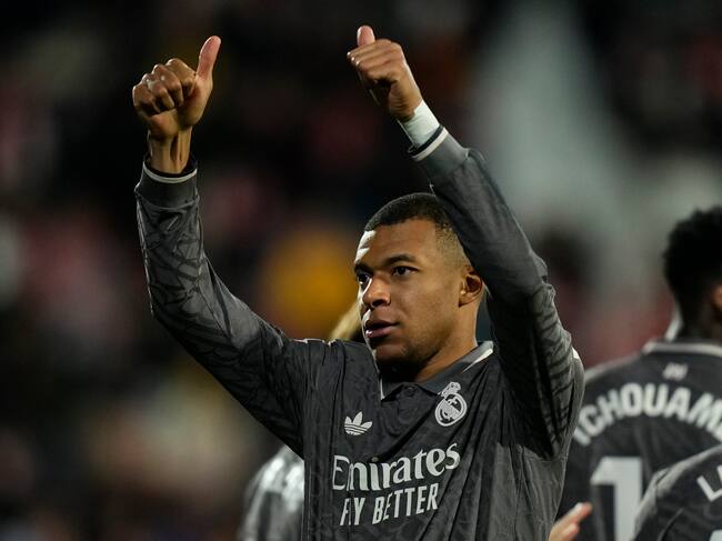 GIRONA, 07/12/2024.- El delantero francés del Real Madrid Kylian Mbappé celebra tras marcar el 0-3 durante el partido de la jornada 19 de LaLiga que Girona FC y Real Madrid disputan en el estadio Montilivi. EFE/ Siu Wu