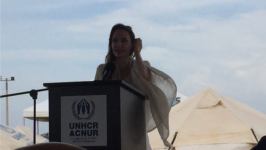 Angelina Jolie, enviada especial de ACNUR, se dirige a los medios de comunicación. Foto: La W con Julio Sánchez Cristo.